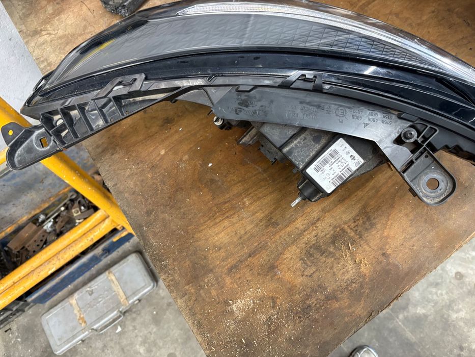 Farol esquerdo clio V