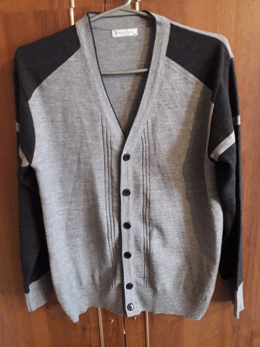 Светр на гудзиках