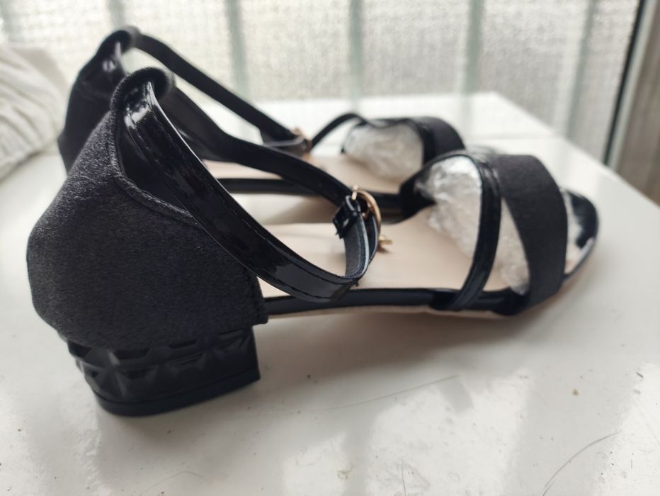 Sandálias de senhora novas