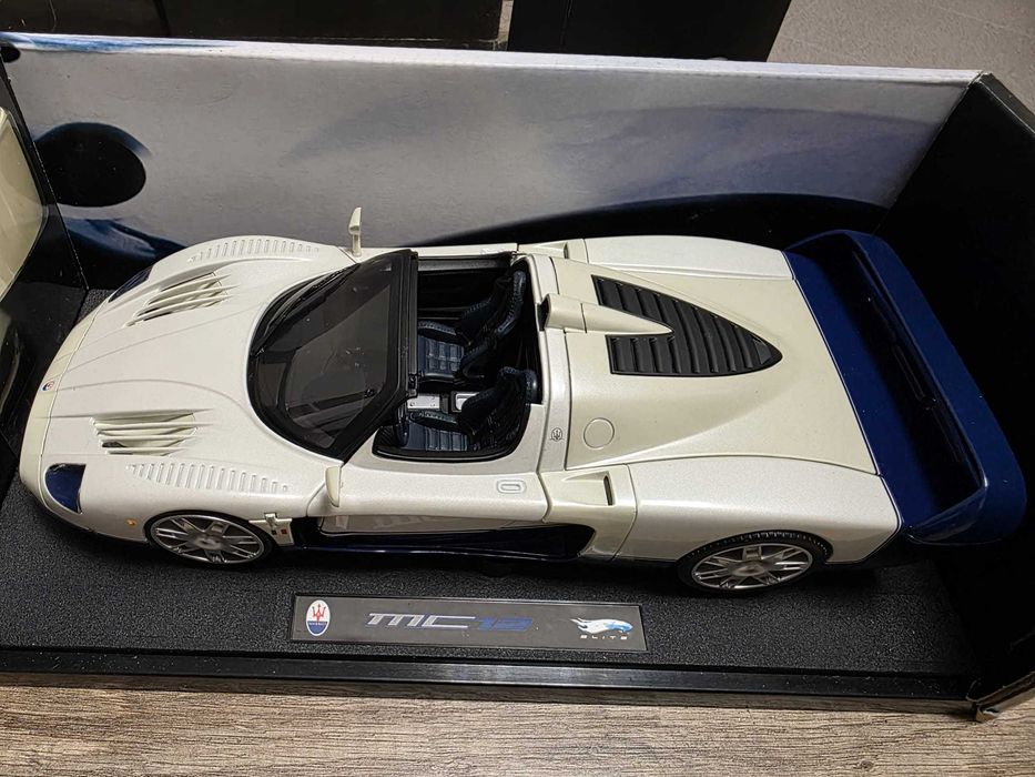 Maseratti MC12 1:18 Hot WHEELS ELITE