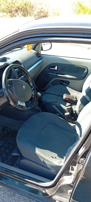 Renault Clio com alguns extras do Clio spore