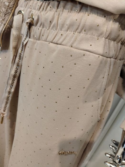 Stylowy beżowy komplet dresowy z koronką i falbaną