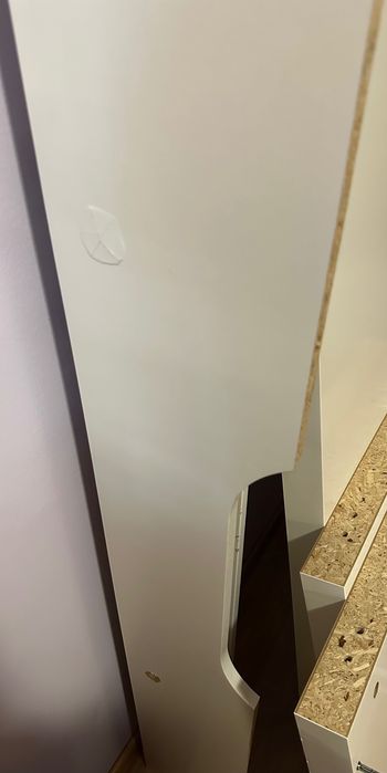 Secretária branca com arrumação para cabos 151x65x72,5cm