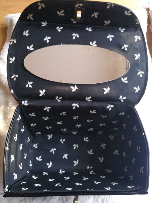 Kuferek kosmetyczka z lusterkiem