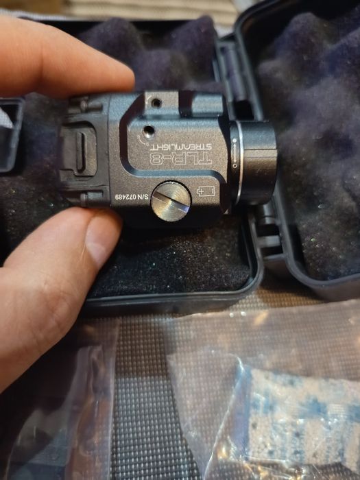 Lanterna tática compacta para armas com laser integrado, especificamente o modelo Streamlight TLR-8.