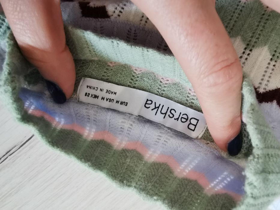 Dopasowana sukienka sweterkowa Bershka