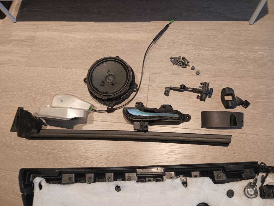 Тесла модел 3 двері праві передня і задня