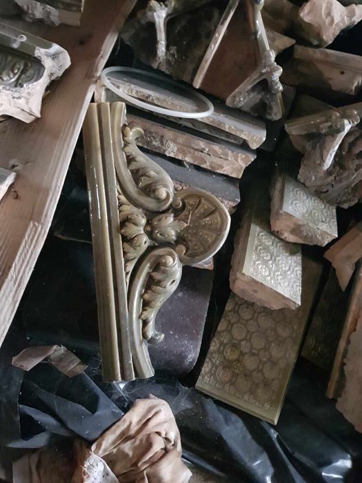 Piec kaflowy, stare kafle z pieca, korona pieca, narozniki