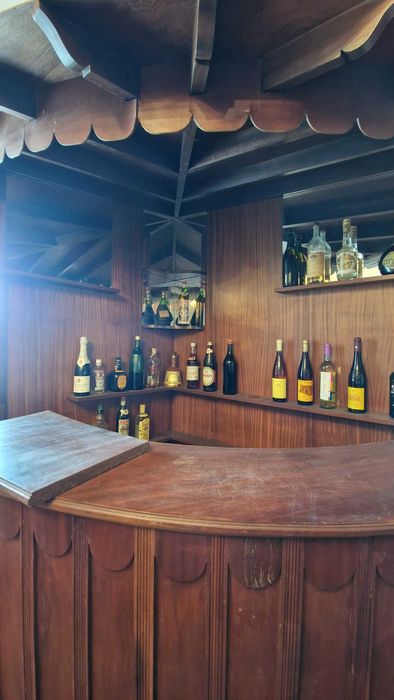 Balcão Bar e Garrafeira (em madeira)