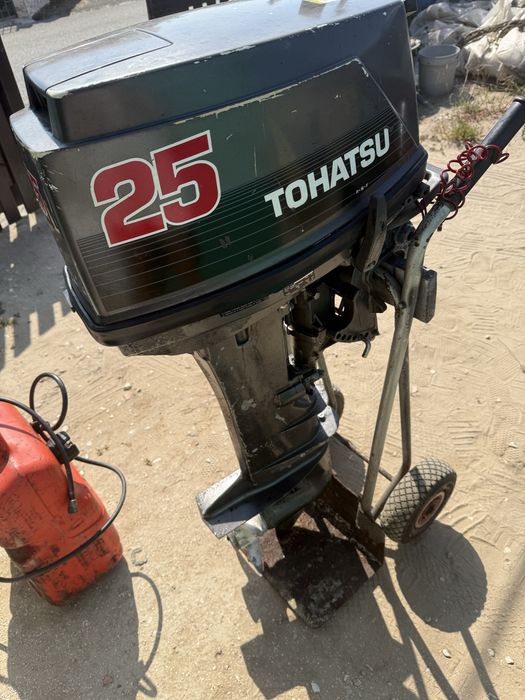 Lancha e motor tohatsu de 25 cavalos