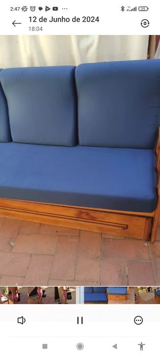 Sofá cama azul marinho.