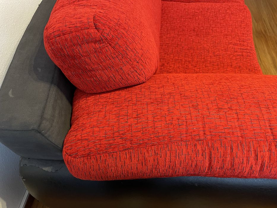 Sofa 4 lugares, muito confortavel, de design, madeira maciça.