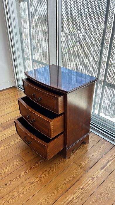 Conjunto de duas mesas de cabeceira em madeira