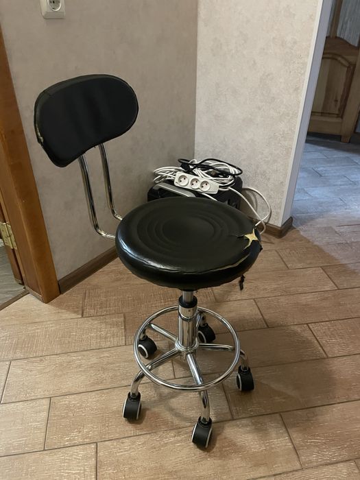 Стілець на колесах