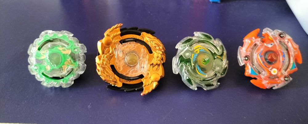 Arena Beyblade Burst Evolution Estádio Torre de Batalha + 4 beyblades