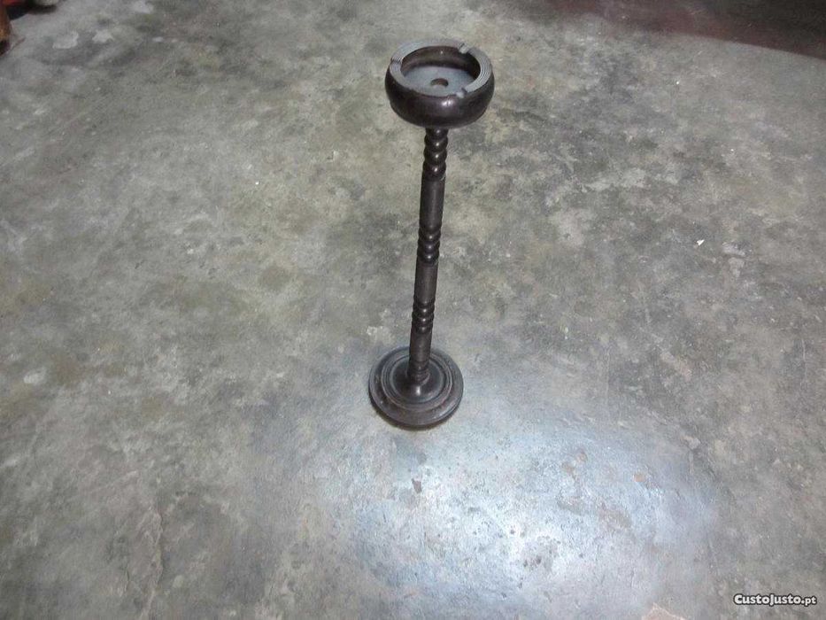 Cinzeiro de pé em Pau-Preto