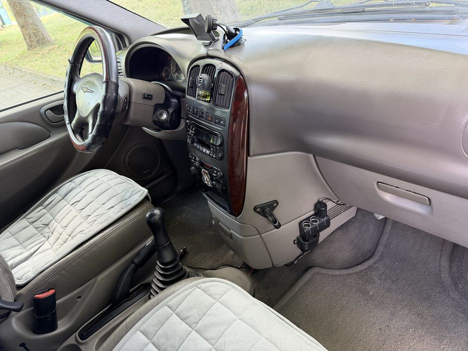 Продам автомобіль 7 місць chrysler voyager