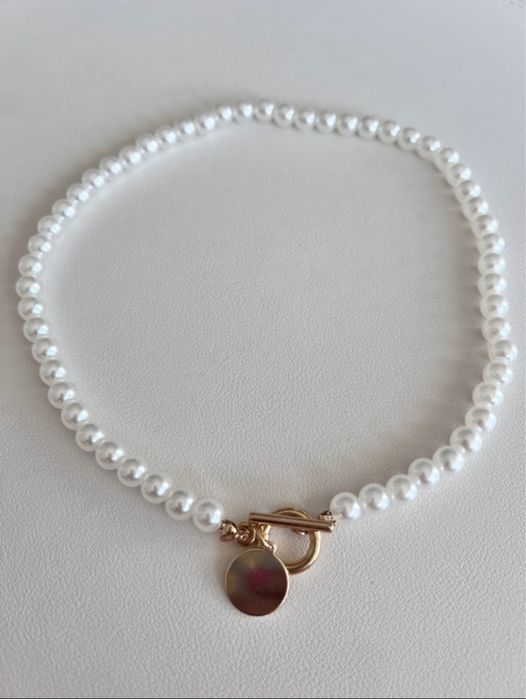 Naszyjnik z pereł ,wisior koloru złotego