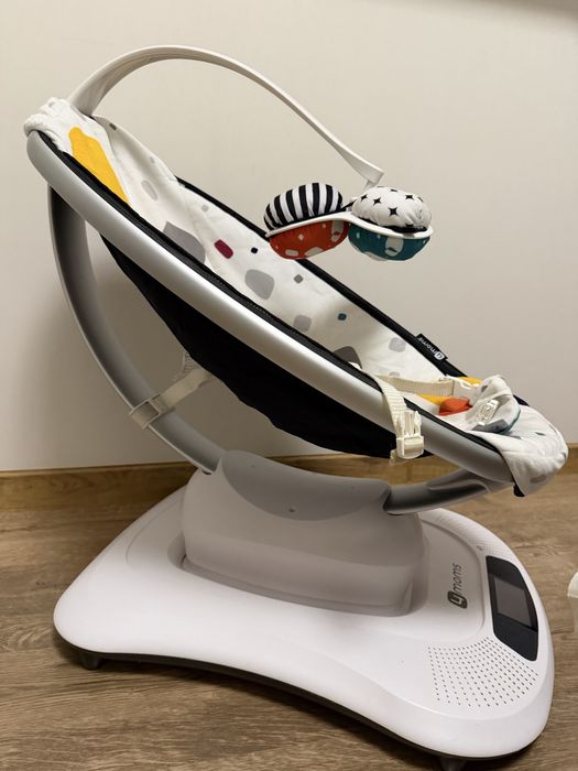 Moms 4 - техніка для заколисування малюка