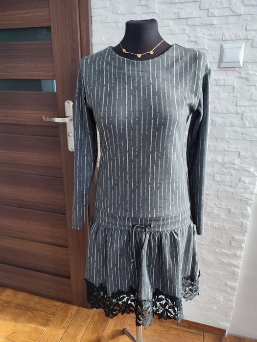 Bardzo ładna grafitowa sukienka z falbaną i gipiura