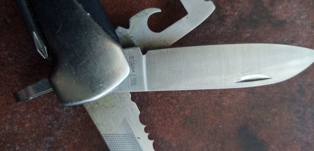 Noz skladany,otwieracz, młotek