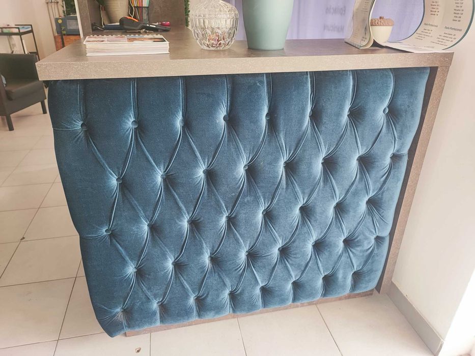 Balcão de recepção com capitone