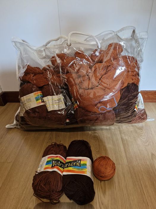 Conjunto de novelos e meadas de lã