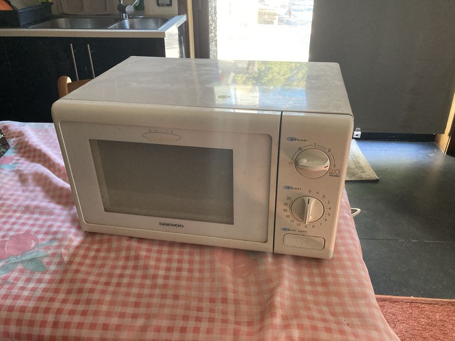 Micro-ondas Daewoo 800W – A Funcionar | Prato em Vidro Incluído
