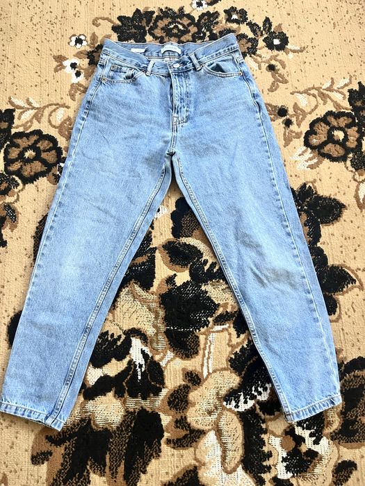 Жіночі сині джинси моделі Mom Fit від бренду Pull&Bear