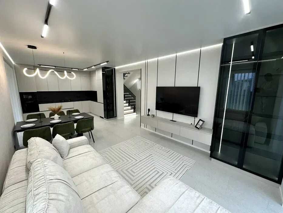 Продаж ОСОБНЯКА з якісним Авторським РЕМОНТОМ на початку Крихівців!