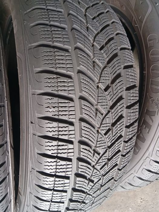 Комплект r17 215/60 Goodyear UltraGrip Performance+ зимові шини в ідеальному робочому стані сезон тільки їздила 8мм Германія виробник, майже 24рік