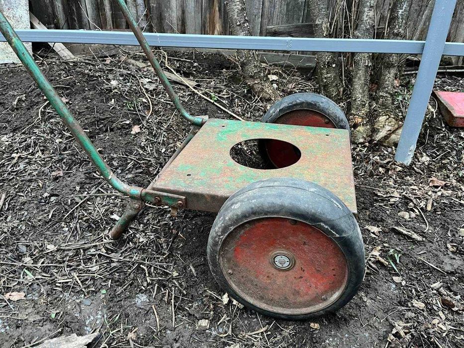 Тачка двухколесная с небольшой платформой и откидной подставкой.