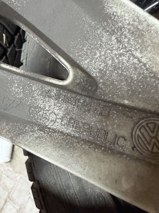Оригінальні ковпаки на диски Volkswagen Golf 7 R16 5GO.601.147.B