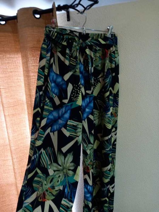 Calças de tecido florais