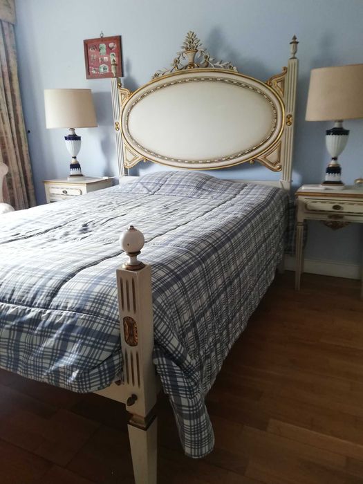 Cama de madeira pintada, estilo romântico