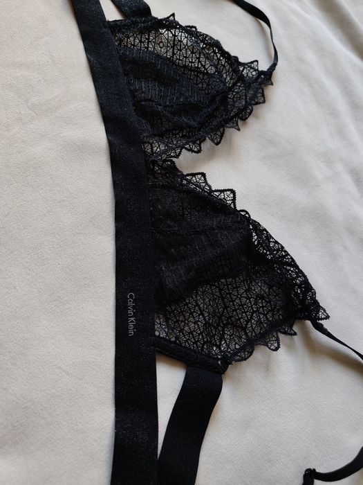 Calvin Klein biustonosz czarny z koronką M 38. Czarny stanik paseczki