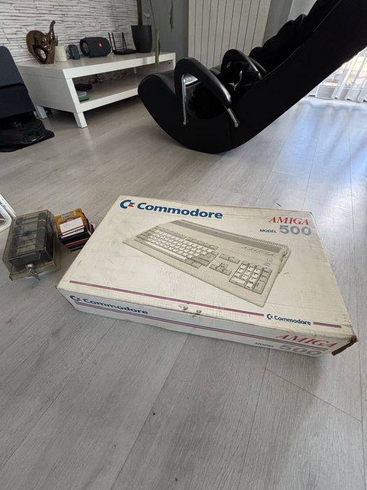 Amiga 500 z rozszerzeniem pamieci, pudełko.