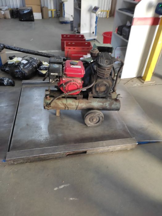 Продам бензиновый компрессор со-7б