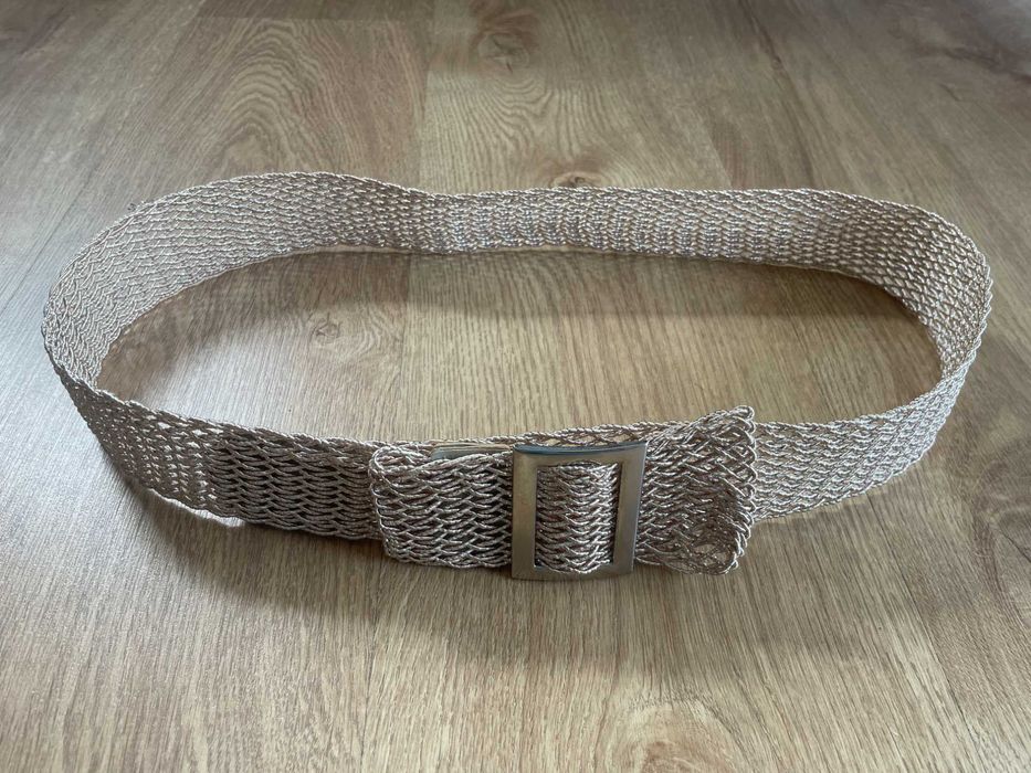 Dwa paski ze srebrną nitką i efektowną klamrą