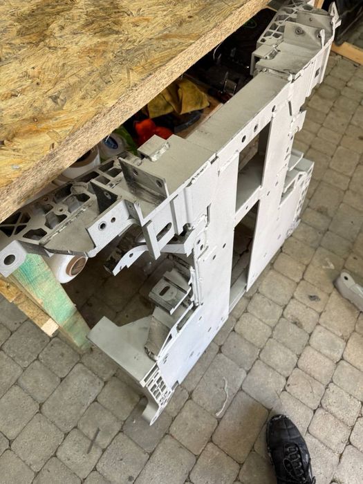 Підрамник Rivian