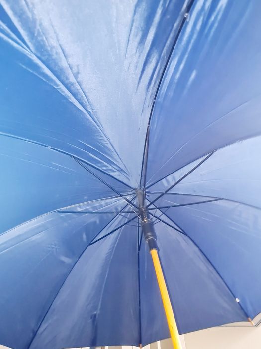 Parasolka z drewnianą rączką