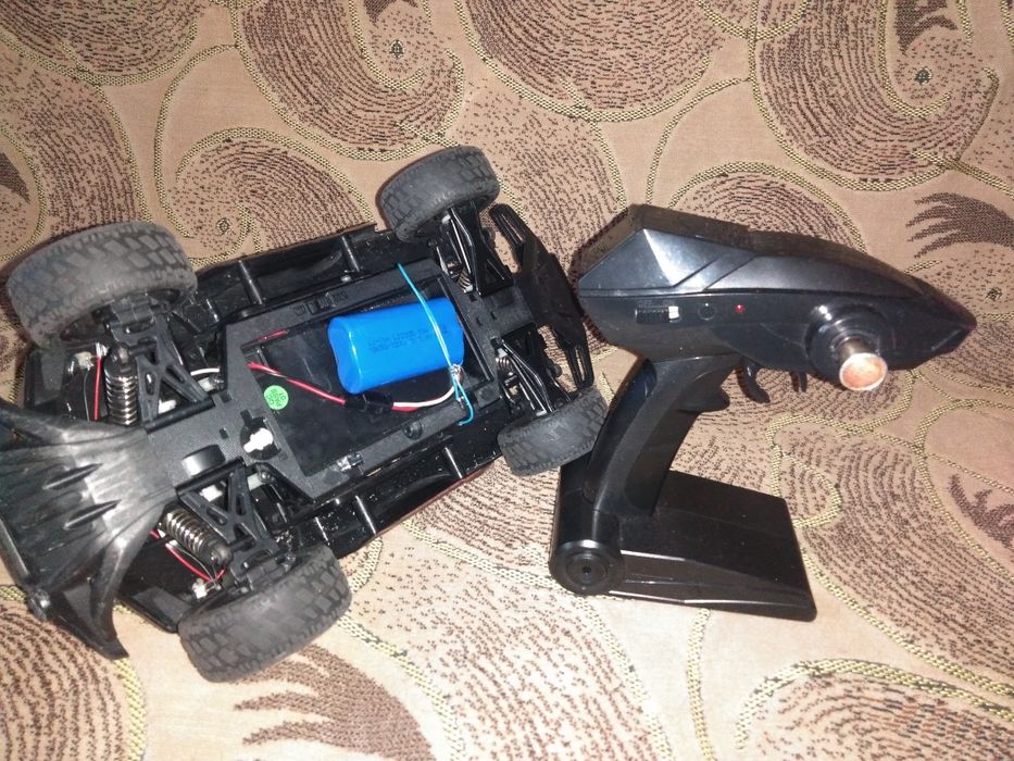 Машинка на радіокеруванні