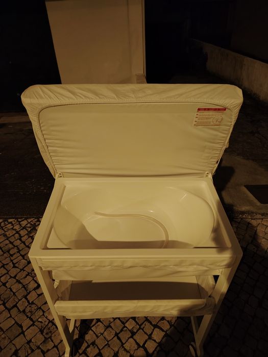 Vendo banheira e muda fraldas para bebe usado mas com pouco isso vendo porque o meu filho já não usa mais