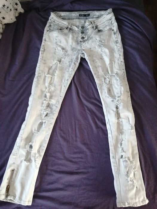 Spodnie jeans z dziurami