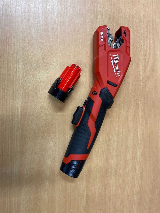 Obcinak do rur stalowych i miedzianych MILWAUKEE M12 PCSS Inox 2025 r. plus 2x Aku