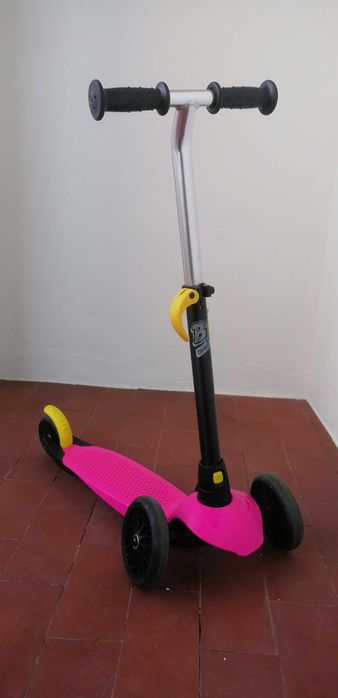 Trotinete de criança Cor de Rosa da Decathlon. Em ótimo estado