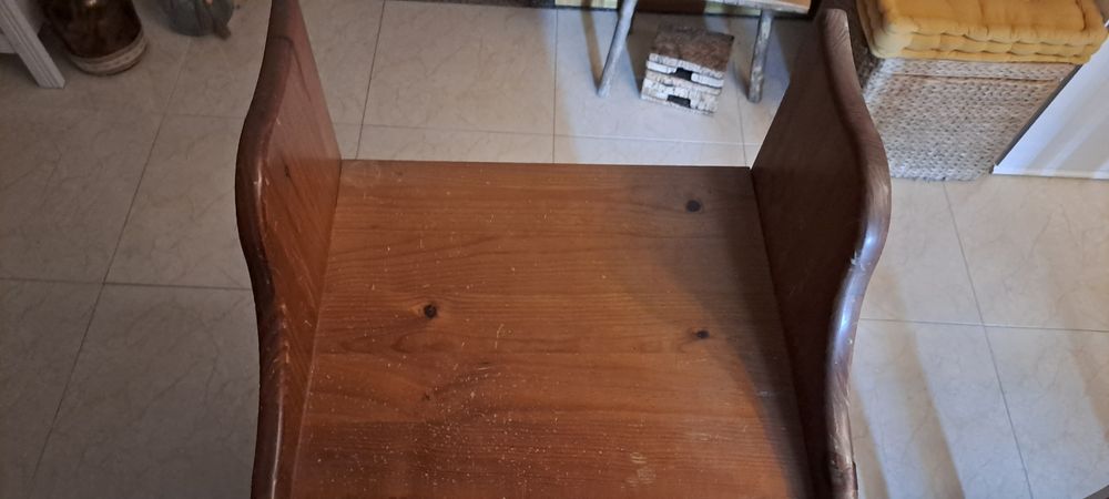 Móvel de madeira sem gavetas.