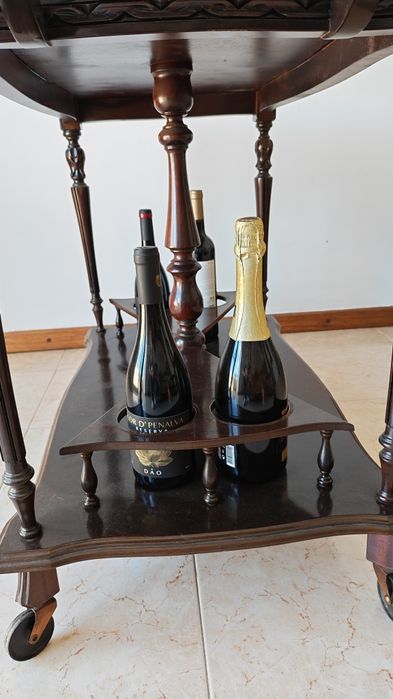 Mesa garrafeira com rodas