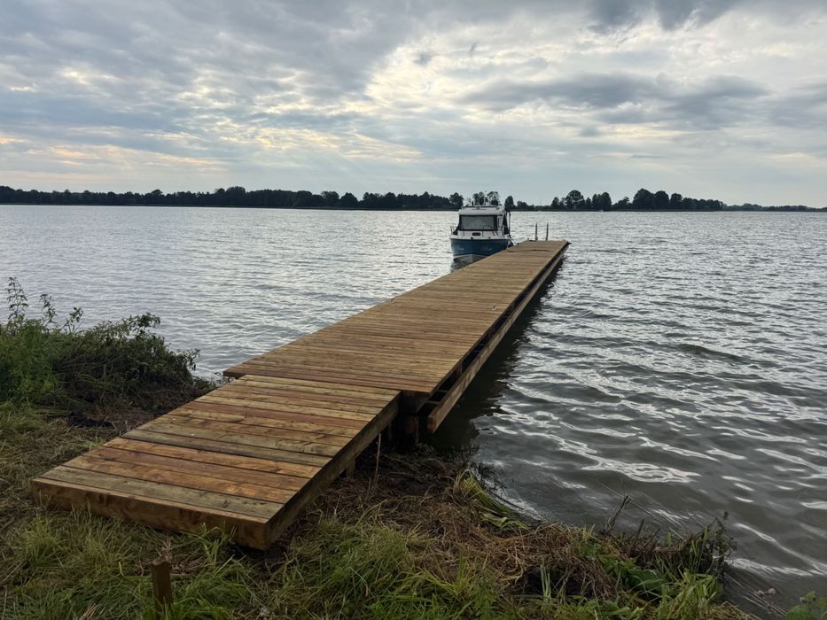 Budowa pomostów, wbijanie pali, kafar, umocnienia brzegów,