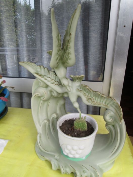 4 estatuetas, 1 jarrão, 1 torre Eiffel e panela barro de ir ao forno